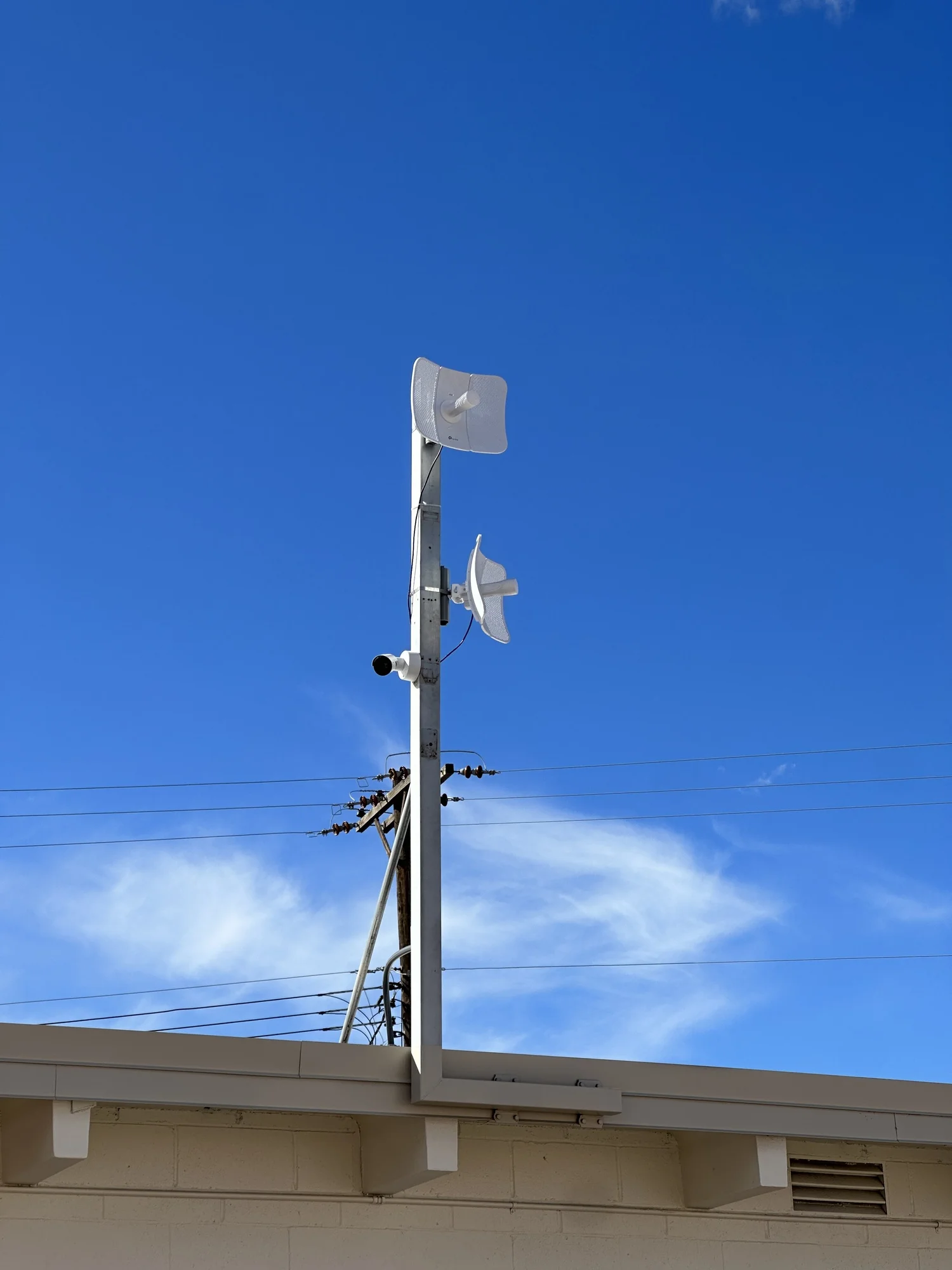 Rooftop mast: point-to-point uplink + camera